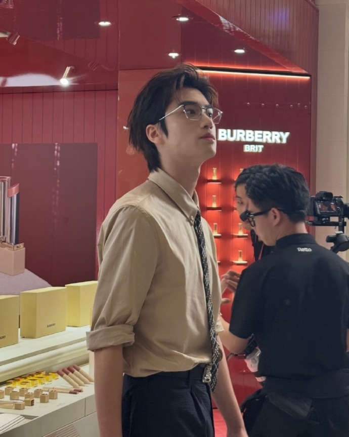 让张康乐戴眼镜的是天才张康乐衬衫领带眼镜造型高智感 张康乐衬衫领带眼镜造型高智感