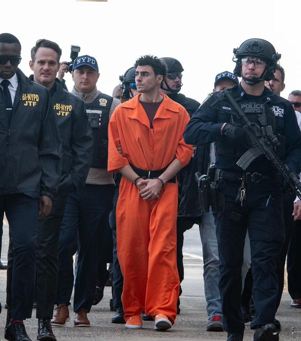 🔻还记得大名鼎鼎的易吉·曼吉奥内吗？有个明尼苏达州的男子冒充联邦特工（FBI）