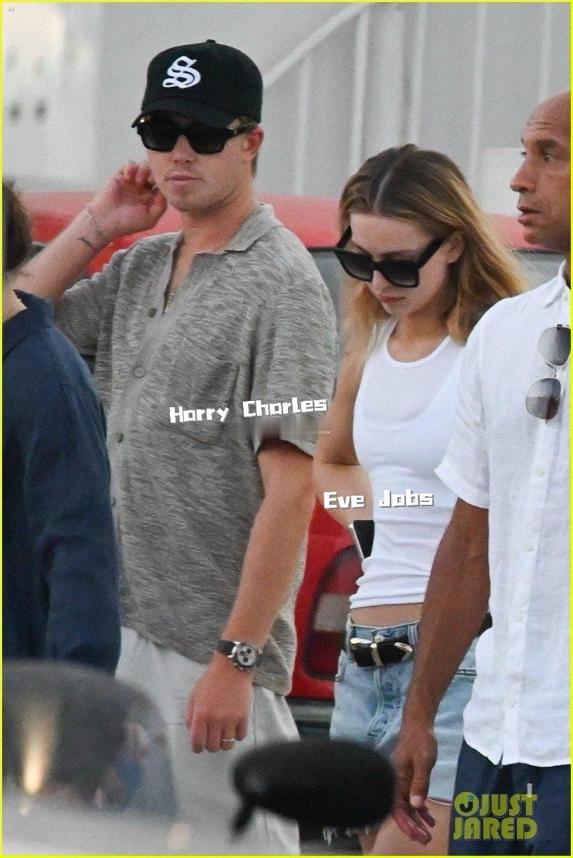 刚完成婚礼（👉）的Eve Jobs和新婚丈夫Harry Charles正跟家人