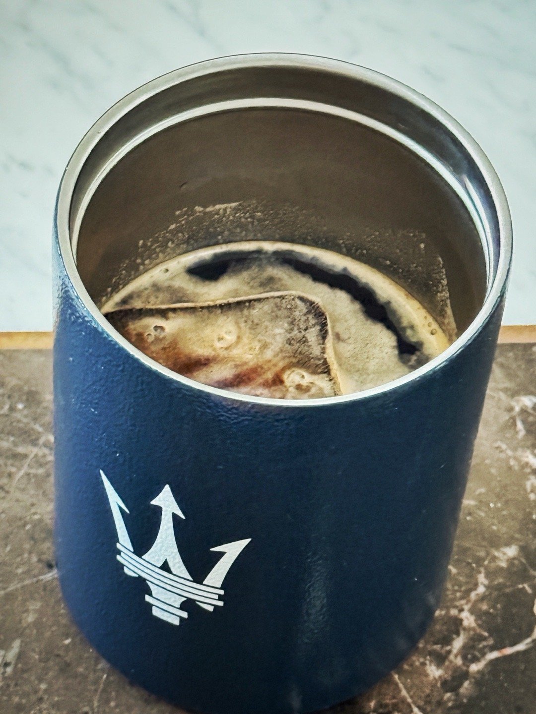 您好，美式加冰☕️🧊，用玛莎保温杯装🔱。谢谢您[喵喵]！冰美式欣哲频道 ​​