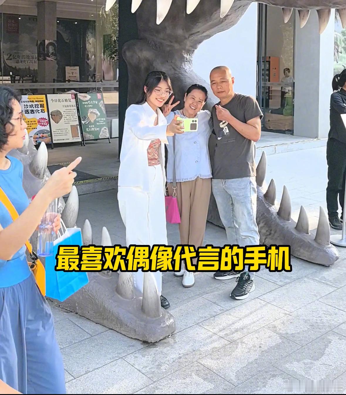 #各地学子圆梦北京之旅# 开学季来了，各地的新生也汇集到了北京798，可以欣赏艺