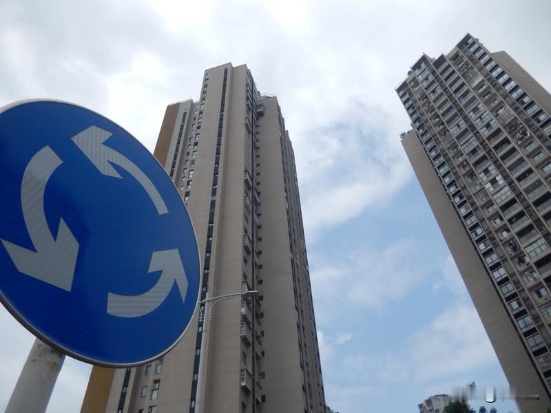东莞楼市：

东莞房价这几年稳步下行，其实并不是偶然，核心症结就在于二手房库存严