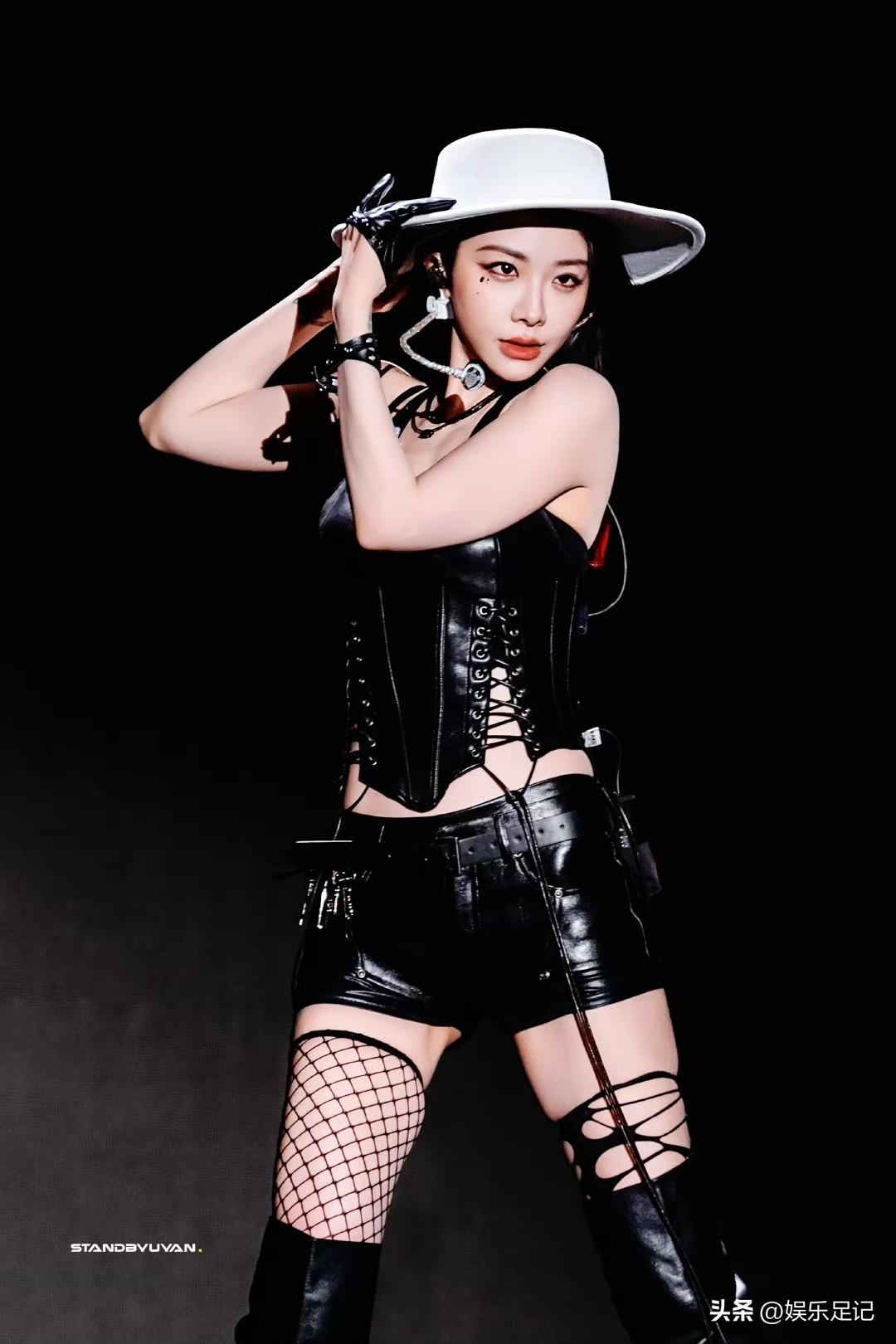 喻言高筒靴网袜，这咋还一个网孔大一个网孔小呢？