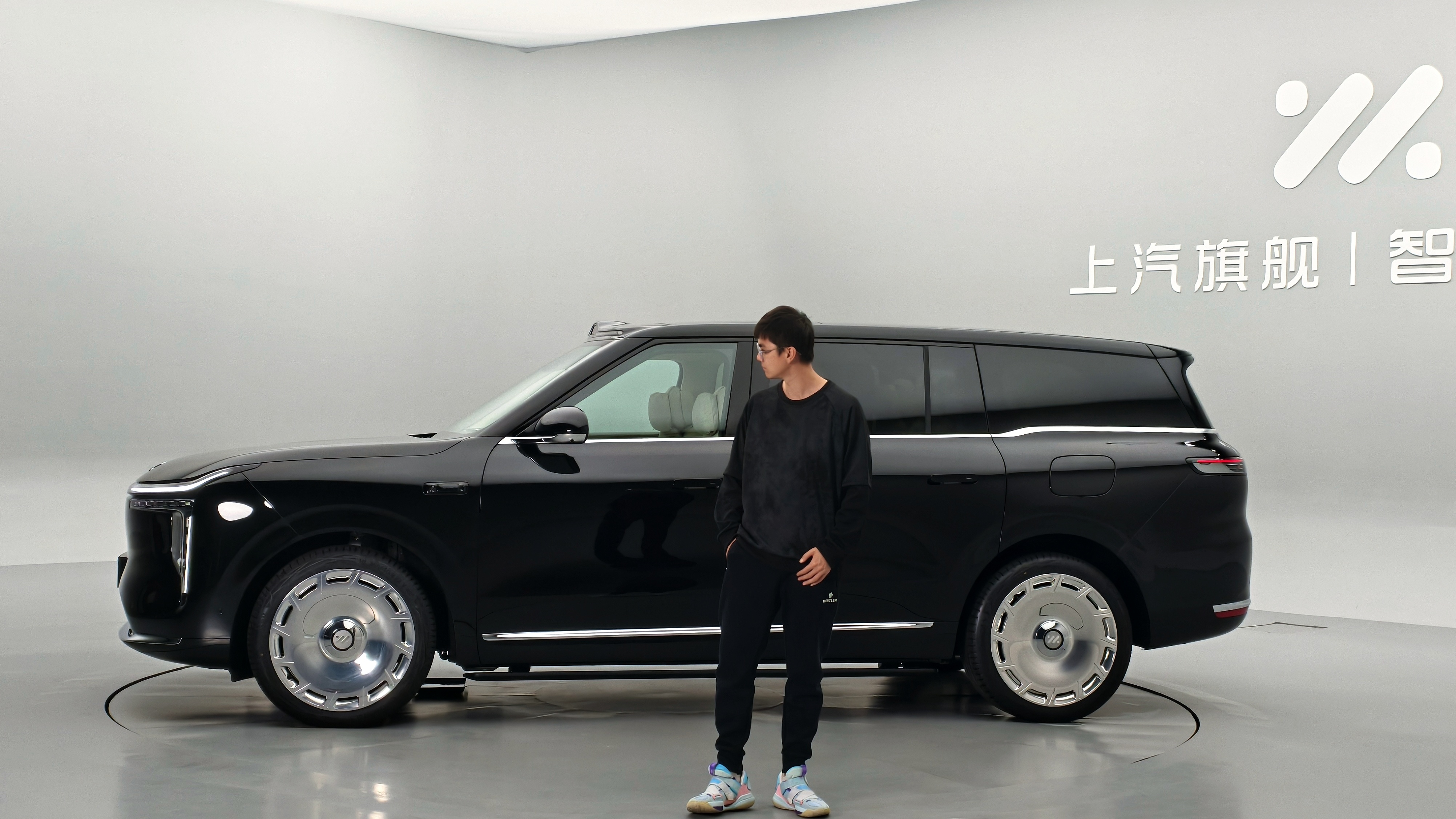 智己LS6的持续热销给了智己很强的信心所以智己LS9冲高有了更好的基础，至少智己