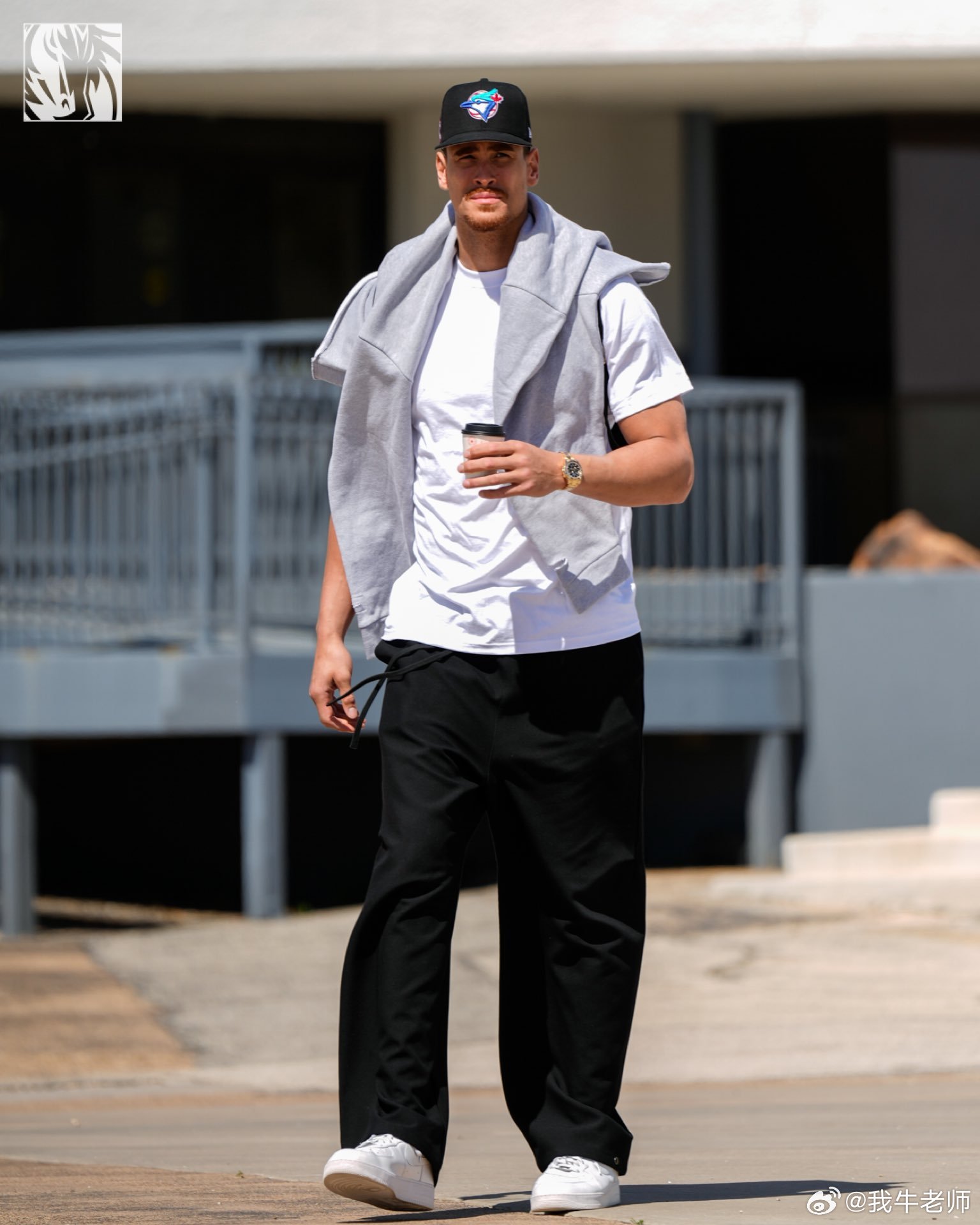 MFFL 我牛球员们坐飞机去客场了。这个背靠背很重要，特别是第二场对鹈鹕。独行侠