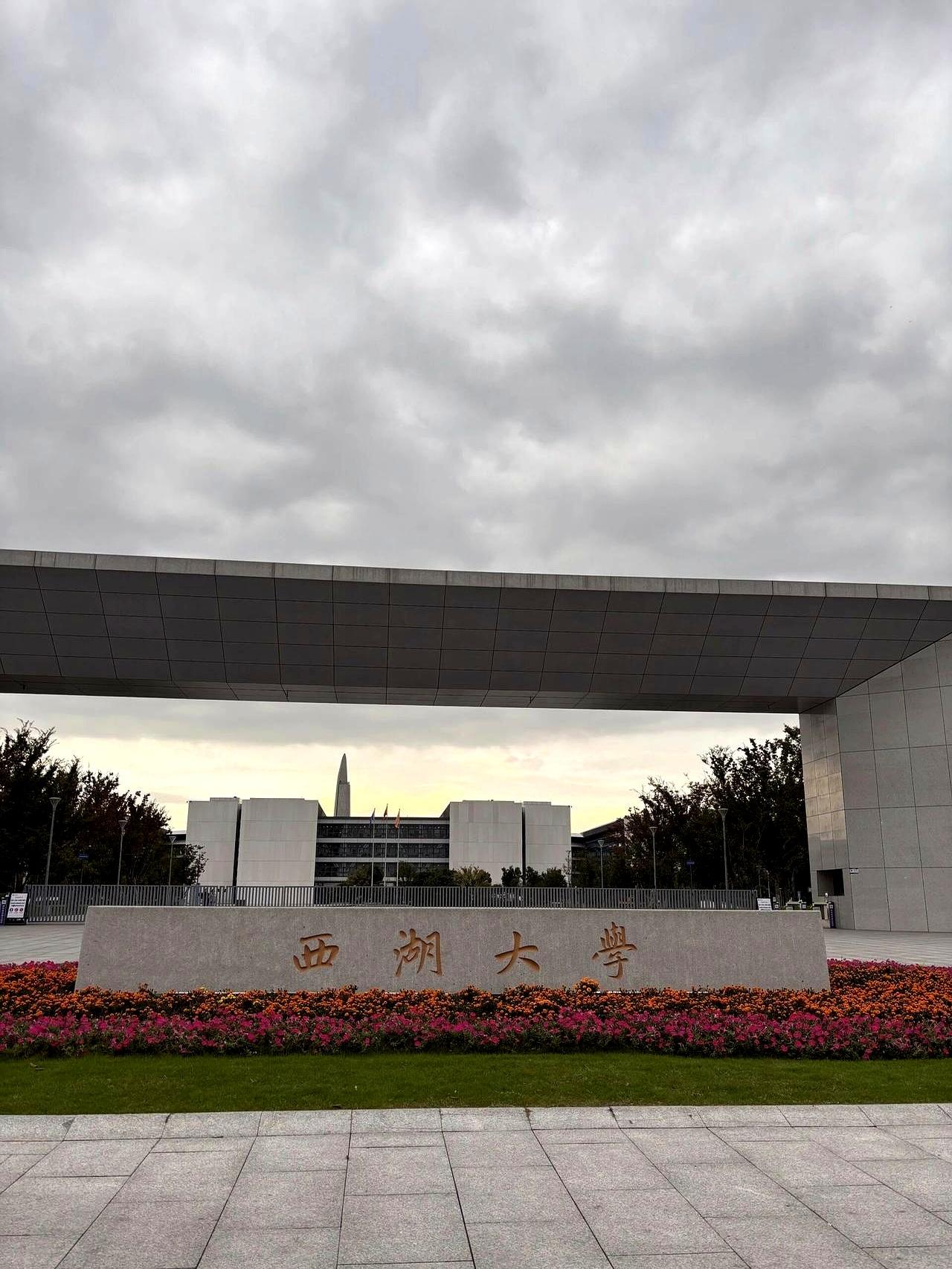 见过全国只招220人的大学吗？
一半名额全给了一个省，剩下的为了十几个名额卷成麻