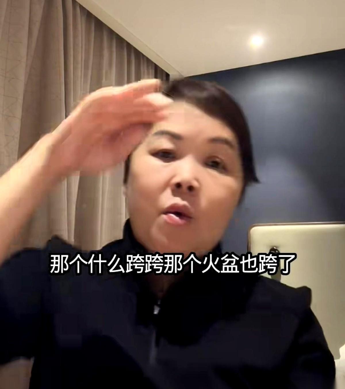 一通电话，说孩子找到了。
车开回家，就二十分钟的路。
可家门口，一盆火已经烧起来