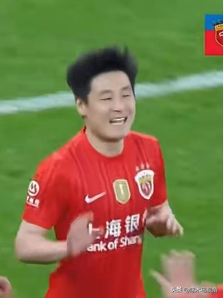 你注意到没有，武磊进球后，最兴奋的是穆斯卡特的助理教练。他高兴的像个孩子，赶紧跑