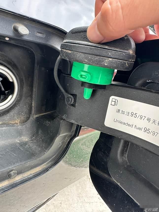 ⛽️ 加油站尴尬瞬间终结者！有多少人加油时是让油箱盖在那“当啷”着晃来晃去的？其
