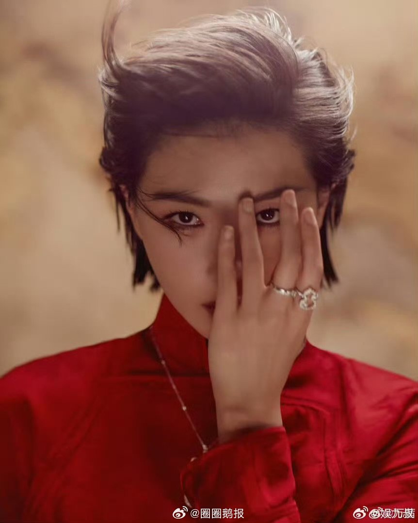 万茜持剑完全女侠级别 万茜持剑杀疯了！利落身段+清冷眼神，江湖女侠本人没错。 