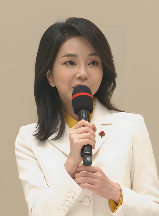 有人说李在明应该对金建希手下留情，理由是，不要对一家人赶尽杀绝。目前情况下，尹锡