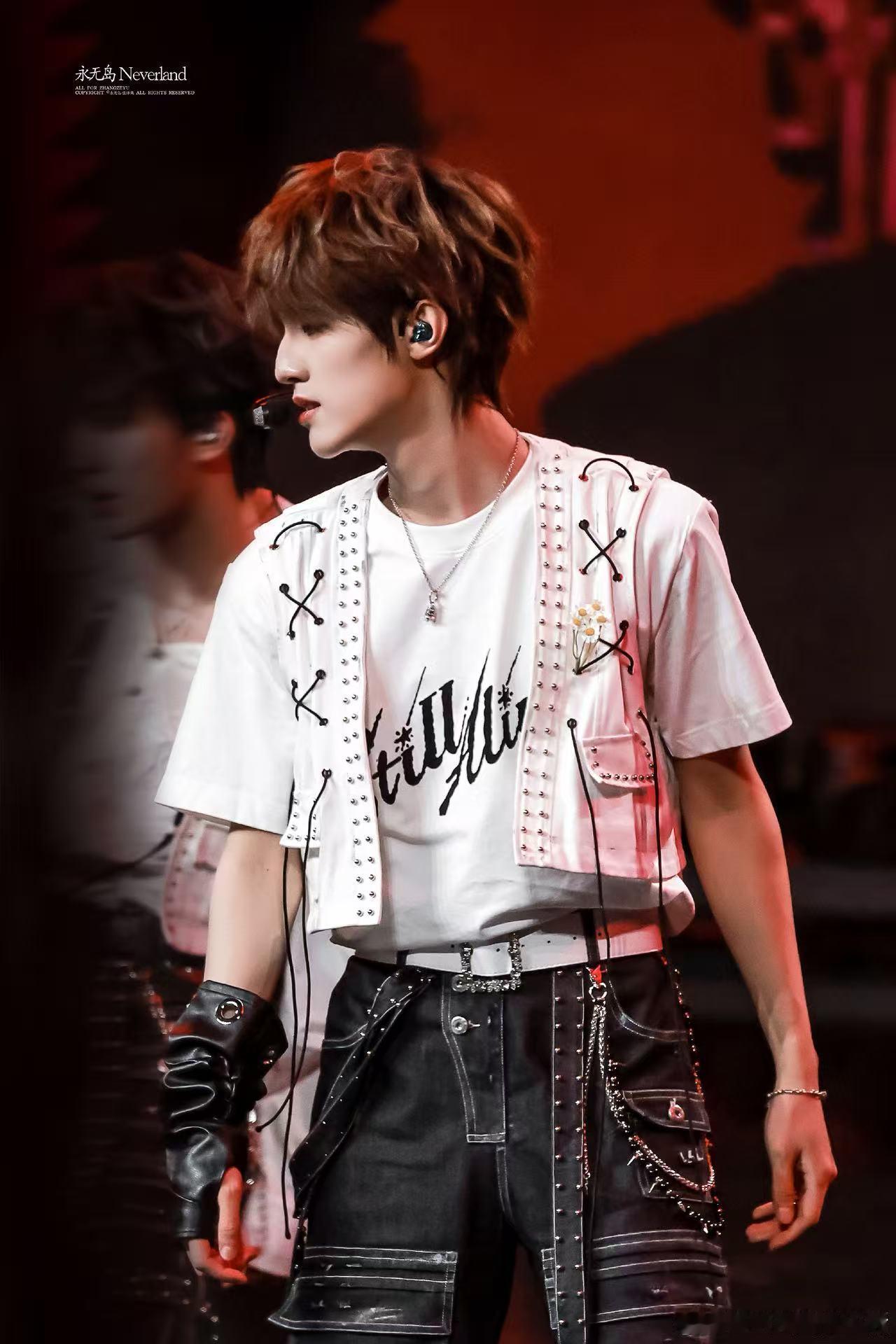 张泽禹又来攀岩祝大家步步高升啦 张泽禹也太会了吧，用攀岩的方式祝大家步步高升，寓