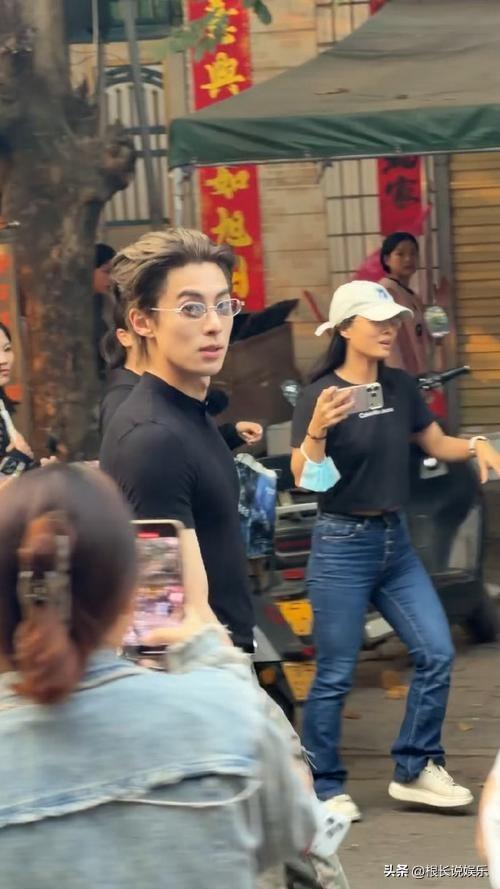 王鹤棣回旋镖式塌房！被嘲玻璃心掉粉20万，沈月反涨粉44万引热议。近日《亲爱的客