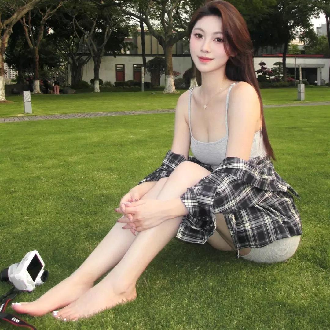 绿草如茵映倩影，轻纱拂面笑语香。风吹绿树翠 似林间晨露轻洒 绿裙花影 绿柳花浓 