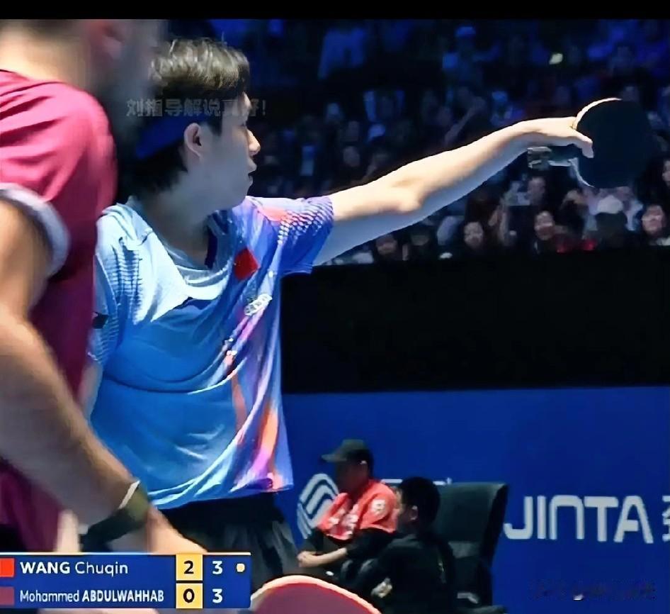 王楚钦又被“惹火”了。
刚刚结束的亚洲杯小组赛最后一轮，比赛热火朝天进行中，比分