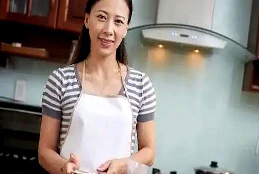 我在北京做住家保姆。
​五一，我的雇主一家三口出去玩了，我没有回家，回一次家很累