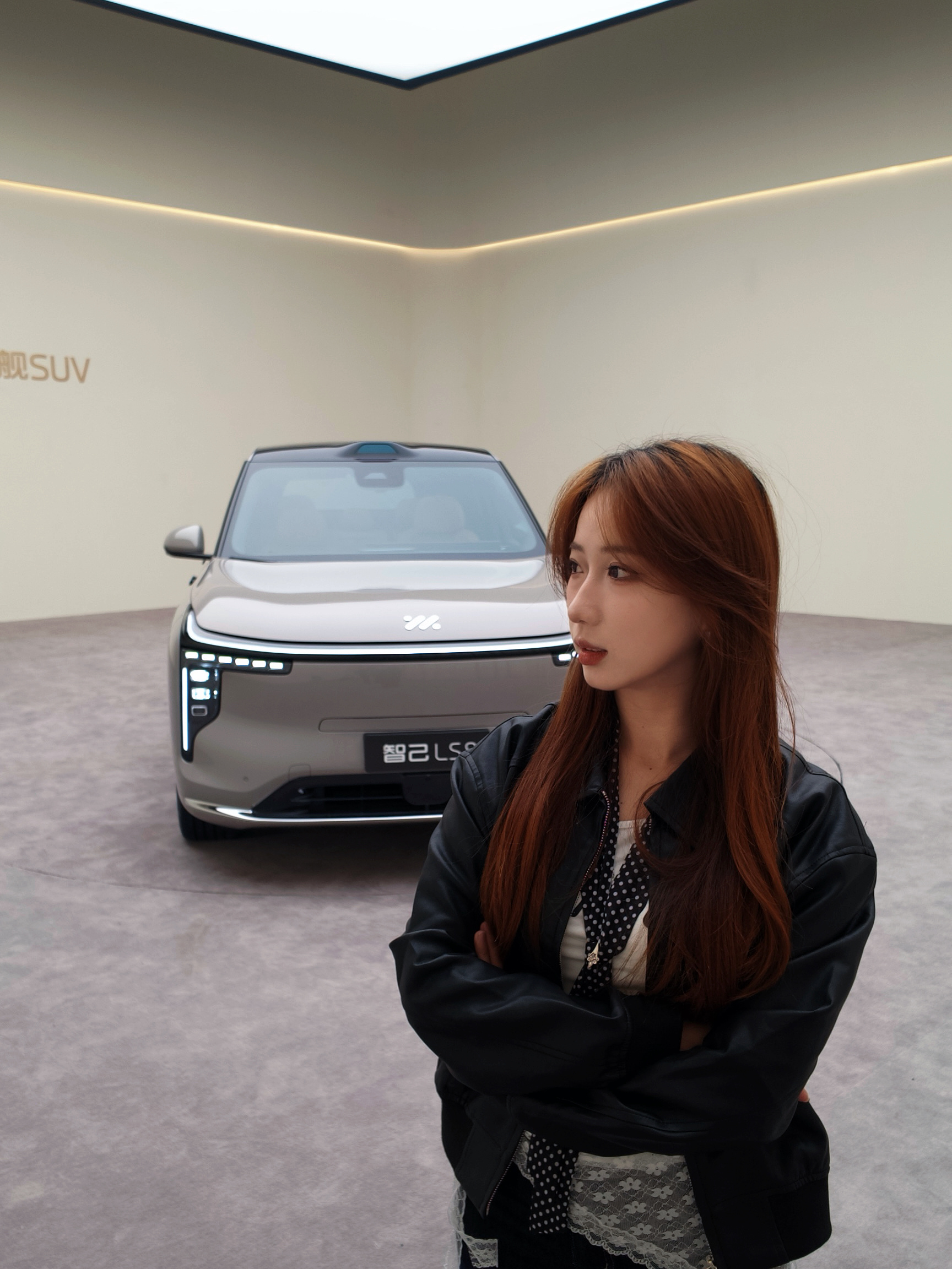 有两张图是AI的，有人能分辨出来吗