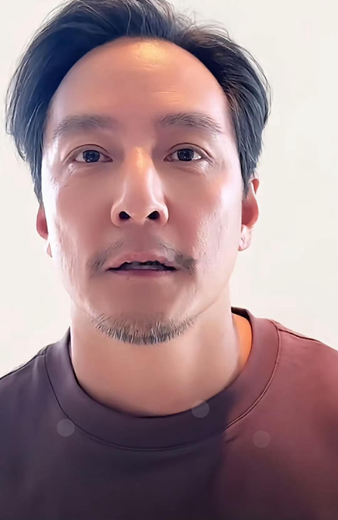 争这些其实没多大意思。你们这些人有一个敢跟我比颜值的？我这个人简单来说，就是身高