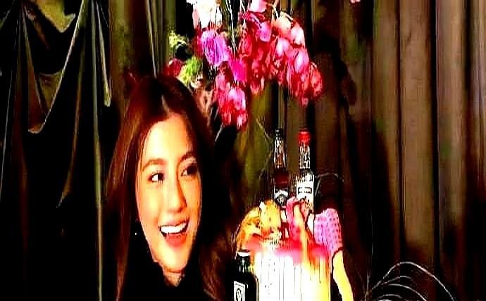 吴千语在横店分了一块蛋糕，张馨月把钻戒拍出了银河系。
一个拍戏没停，一个飞机落地