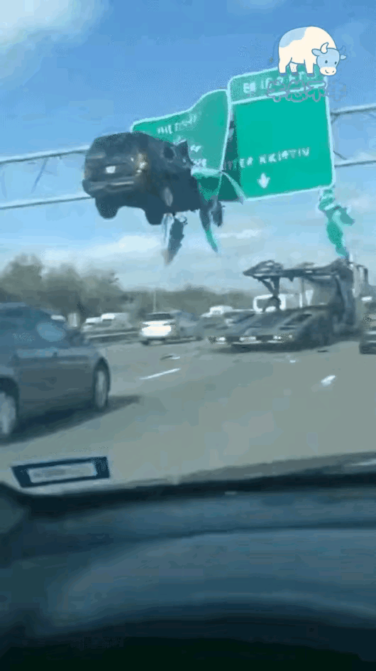 前面拖车没注意限高吗？把最上层的车子卡在高架里面了。看来撞击的力度不小啊，居然能