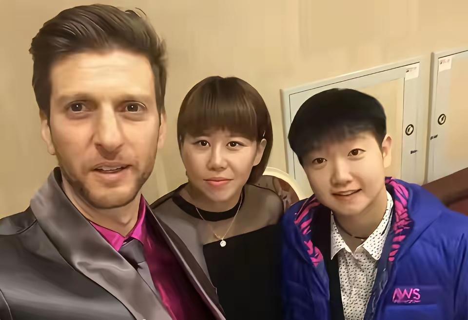 这是莎莎和谁的合影哩？
男士很帅
同同美坏
莎莎小太阳一照
立刻有了光彩哈～！