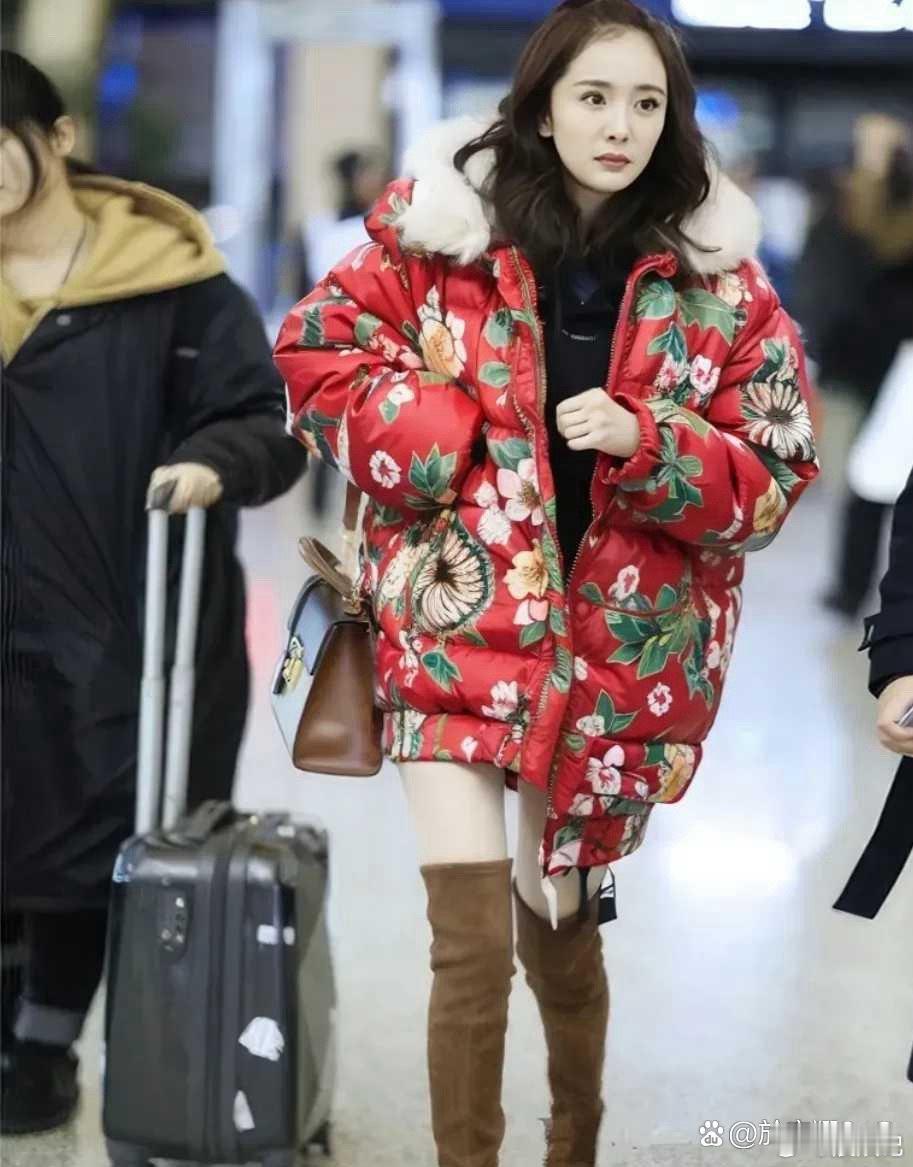 杨幂这大花棉袄也就她穿，放在农村大集，都不会有人买 