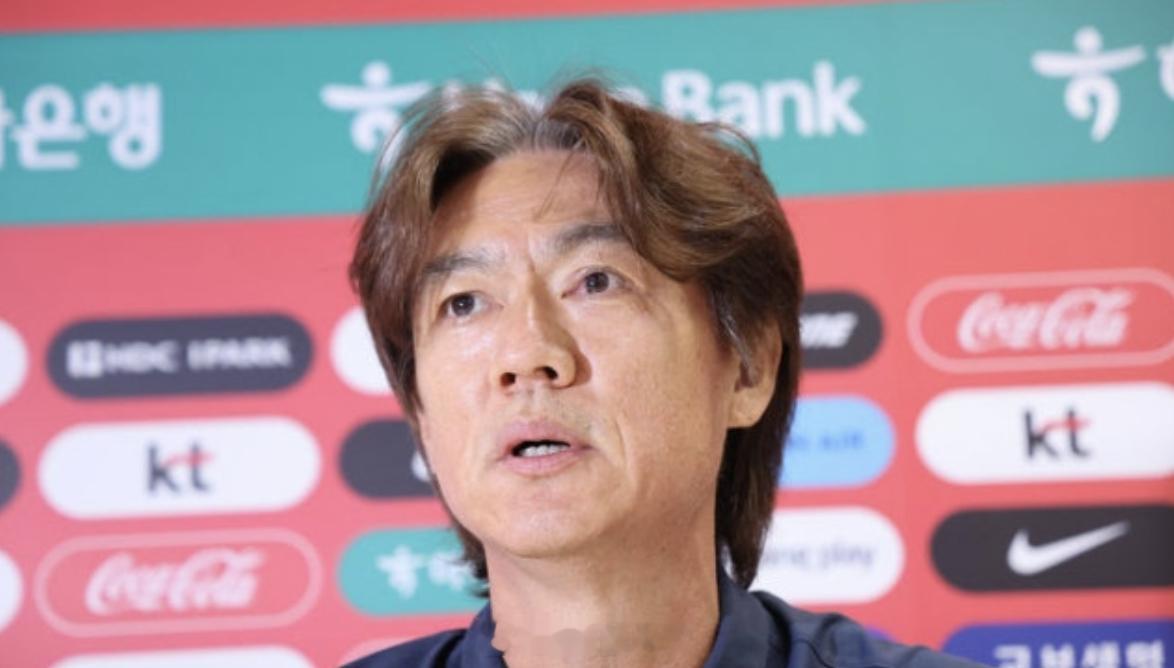 6月29日讯 韩国媒体Newsis报道，前任韩国主帅洪明甫即将抵达仁川机场，而针