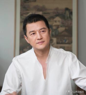 很多人看热闹看惯了，总盯着他曾经经商翻车、负债缠身、跌落神坛的过往，一口咬定他彻
