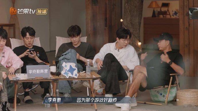 #李克勤让儿子帮打游戏#李克勤和儿子的关系很好，平时会一起打游戏，克勤哥正是爱玩