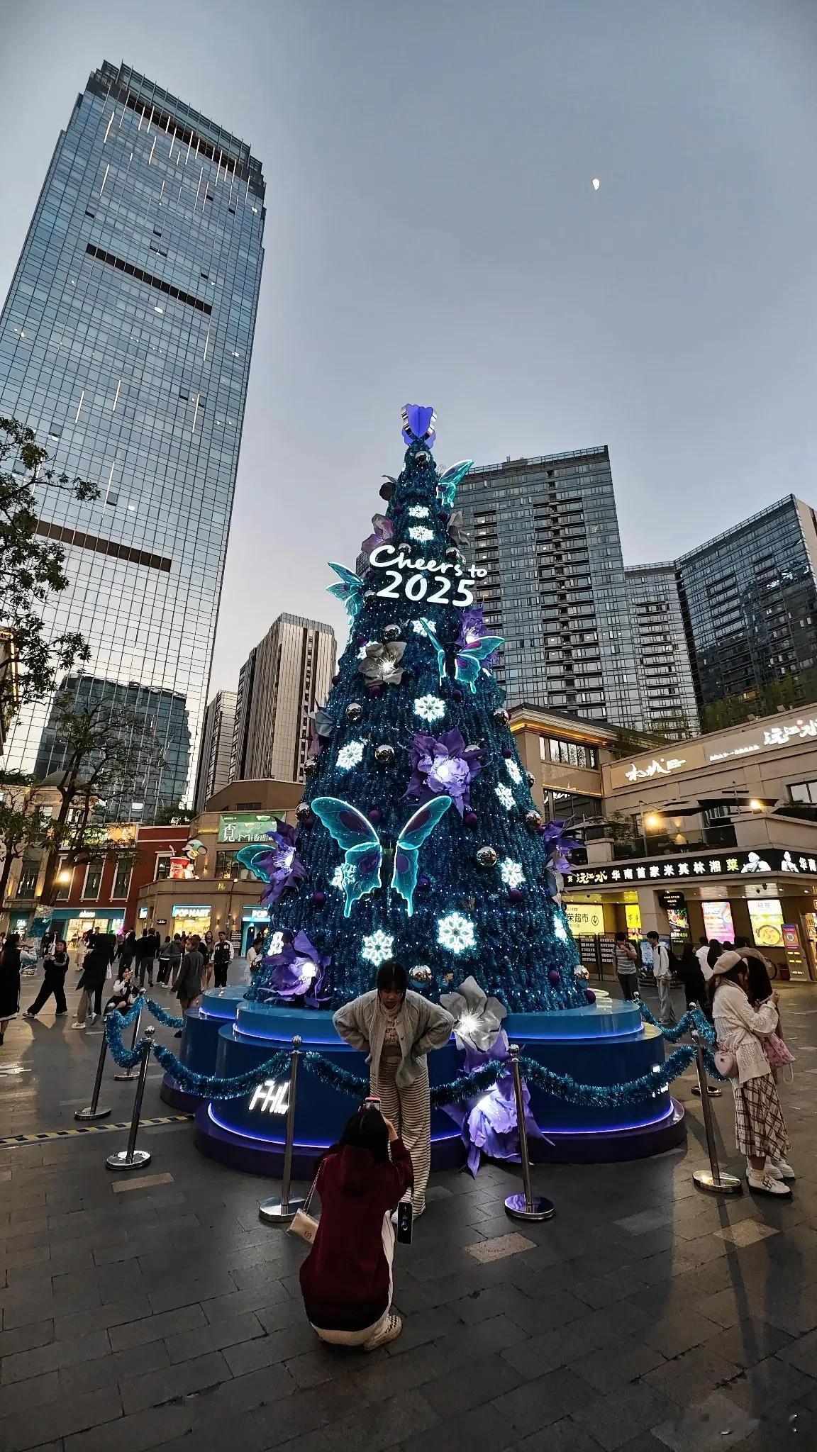 2025年圣诞树点亮仪式，期待与未来相遇！🎄✨
又一年圣诞，富华里的装扮真的是