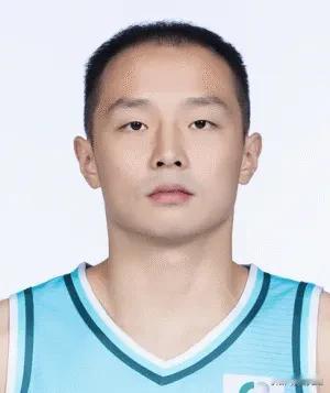 这就是青岛队的顶薪后卫吗？今天广东队庆功宴，王奕博不到场，谁也不能先动筷。今天王