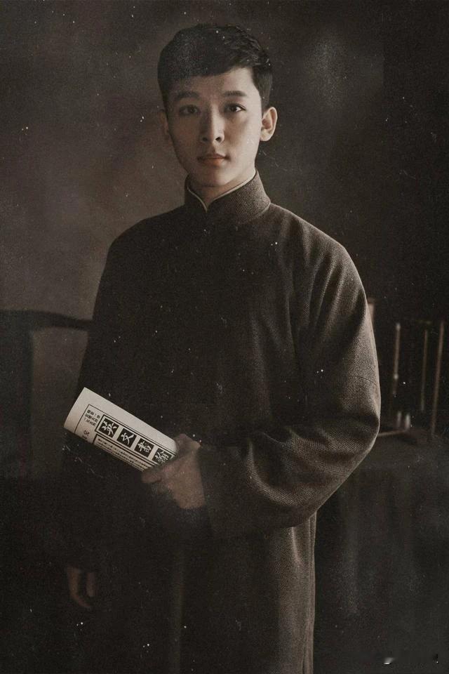 #如何评价张晚意的演技#

不说夸大的，单说觉醒年代陈延年那个回眸一笑，看过的人