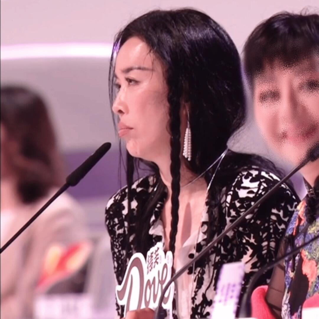 那姐新造型太绝！发丝清爽似刚洗，乍看随性实则满是巧思，高级质感溢出屏幕，妆造团队