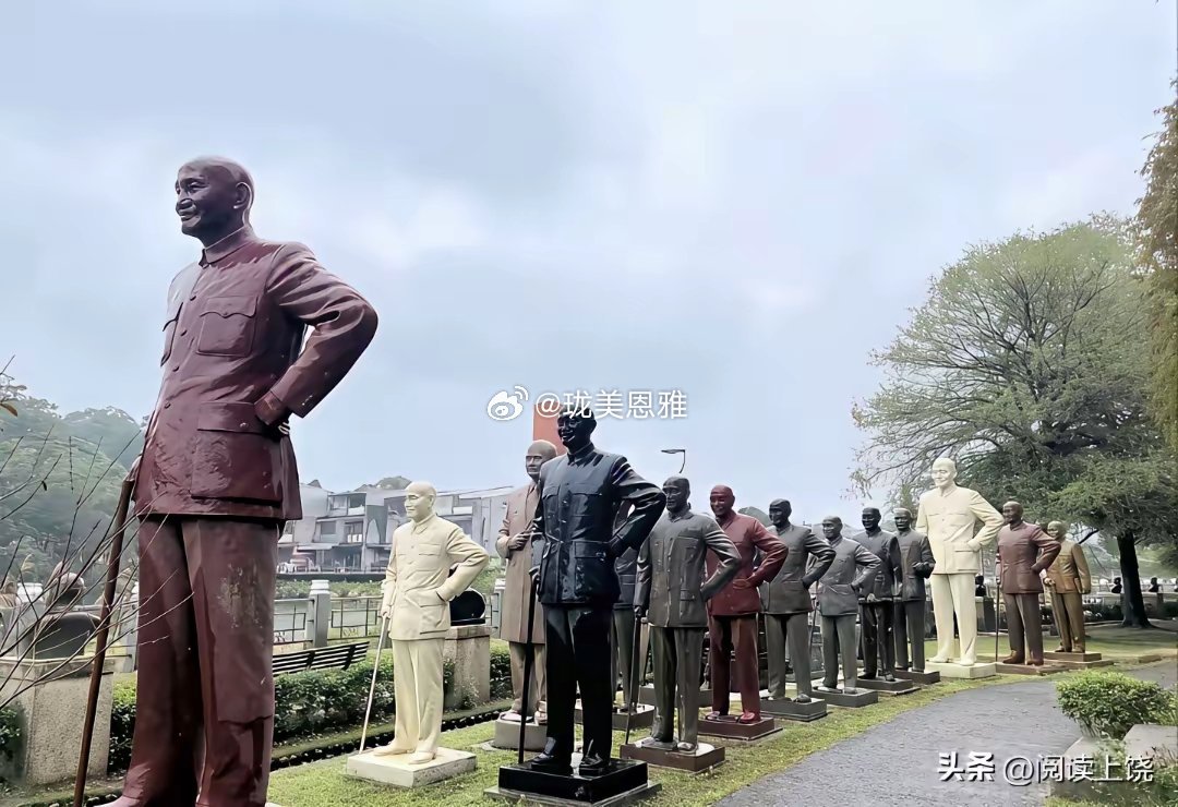 全台湾的蒋介石塑像集中存放在桃园市大溪区慈湖纪念雕塑公园内，据说有200多座 