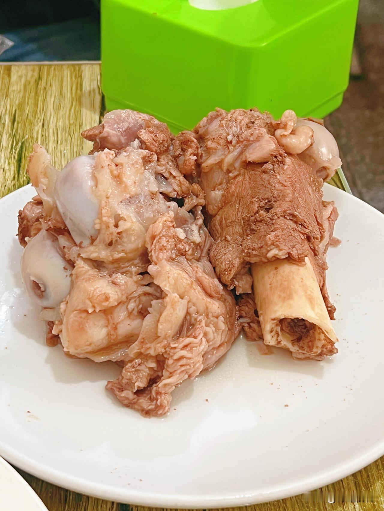 道里顾乡一家小店
几年前第一次光顾的时候，并没有特别火爆
居民楼一楼店铺，装修也