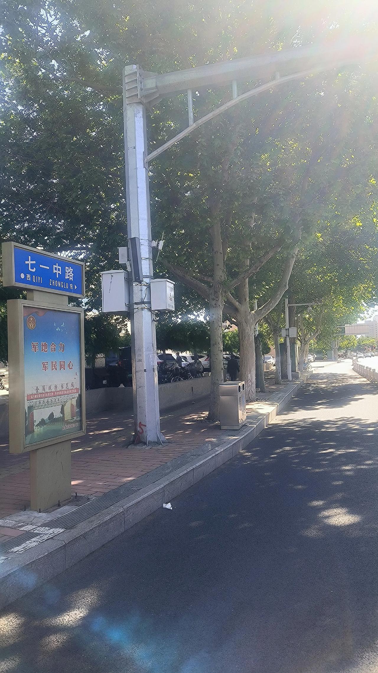 坐标保定
在七一路与朝阳大街交叉口附近，看到这样一幕

在自行车车道上，一个骑电