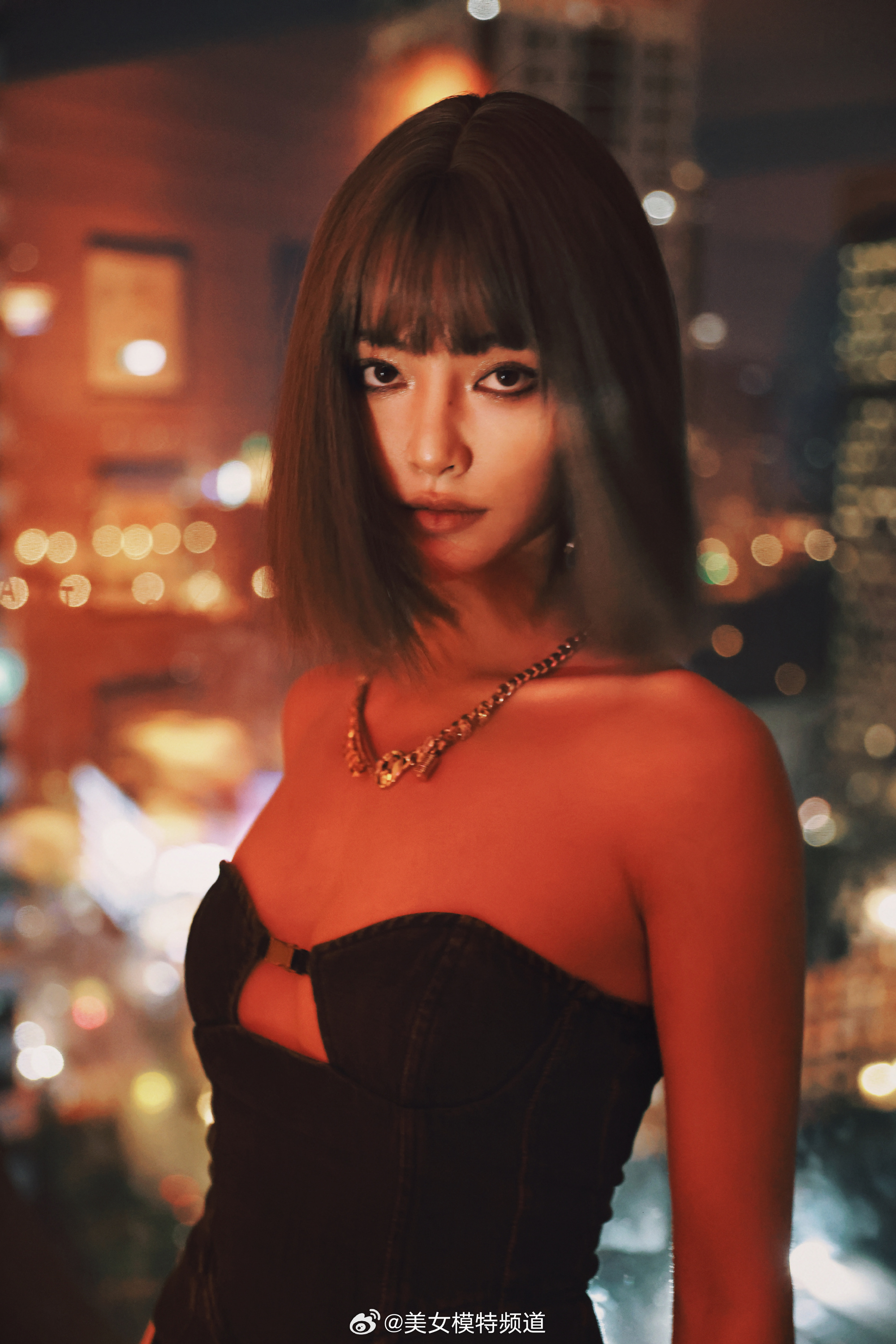 许佳琪赛博朋克短发造型 