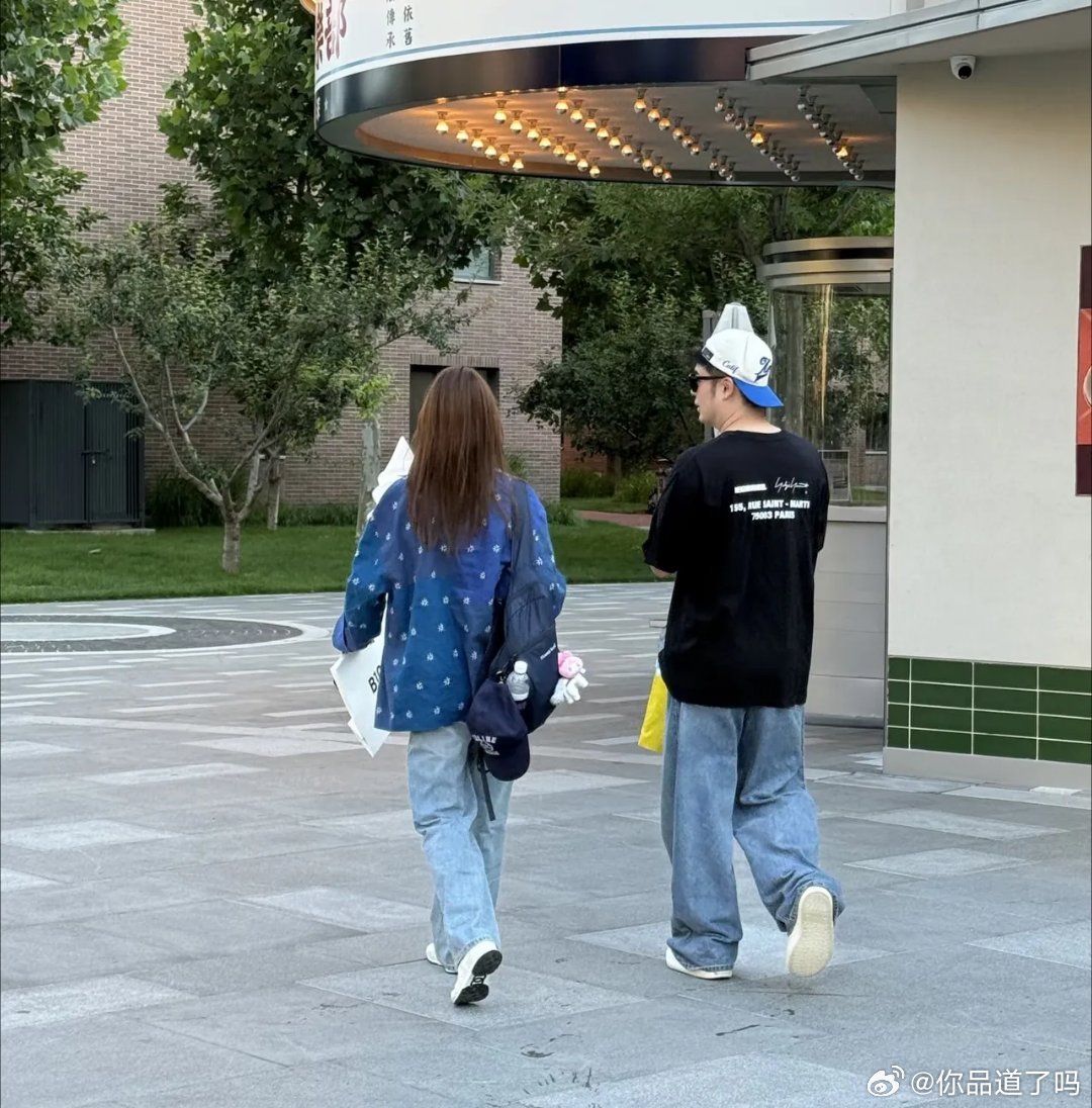 有网友在阿那亚偶遇陈赫和他老婆，夫妻俩手牵手，好甜蜜！张子萱确实很漂亮，很青春俏