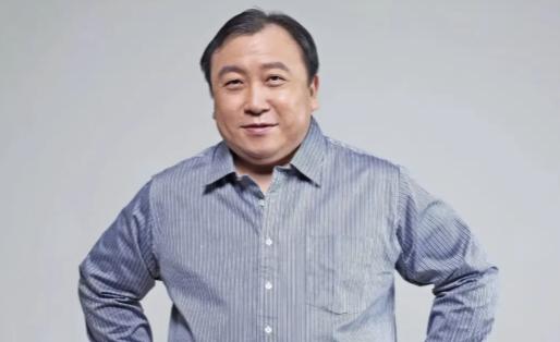 主持人问王晶："你在内地拍了这么多年电影，为什么没有捧红过大陆的演员？" 王晶直