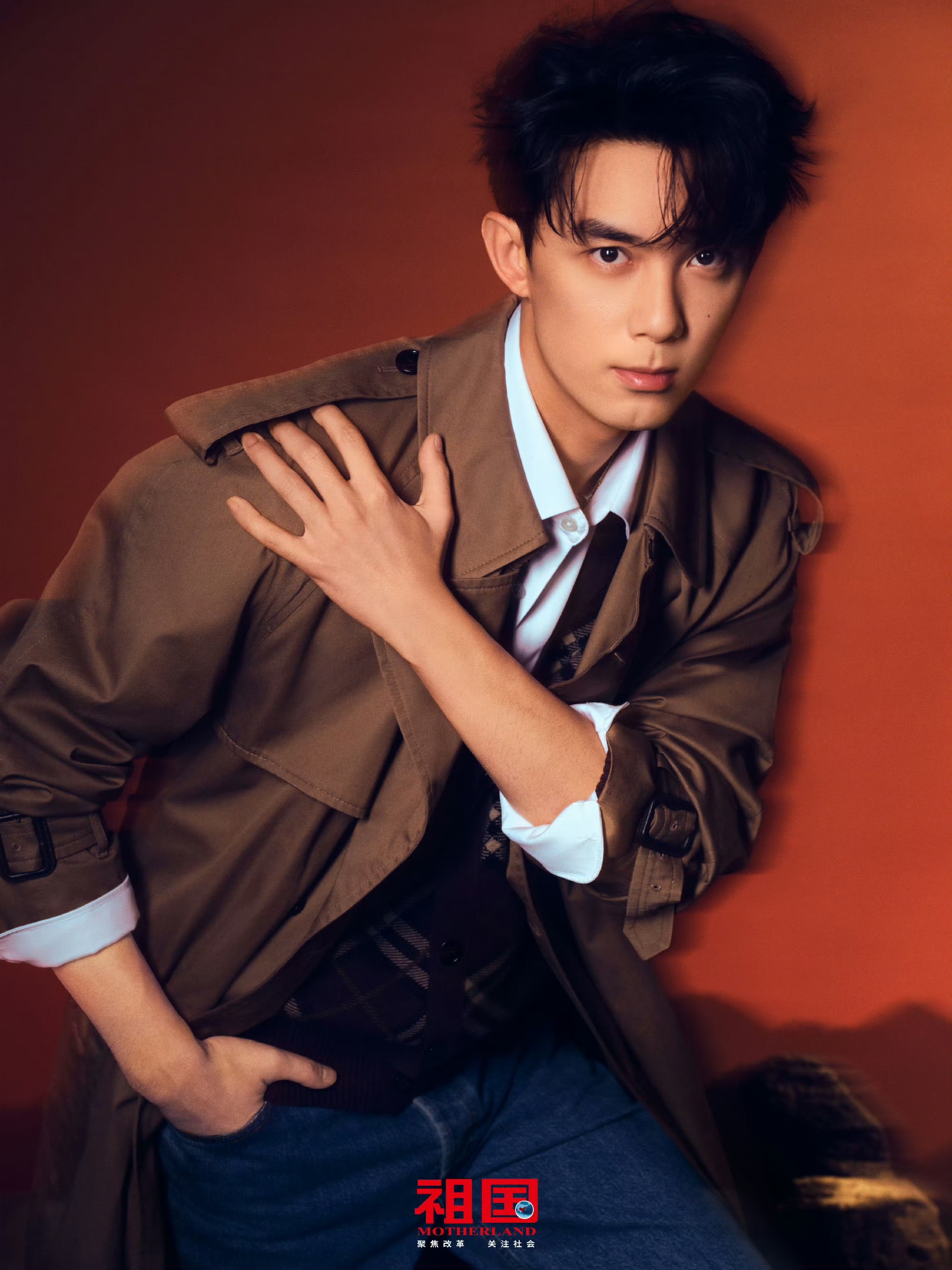 吴磊成为国家级时政期刊《祖国》杂志创刊18年来首位艺人封面人物，得到认证的一身正