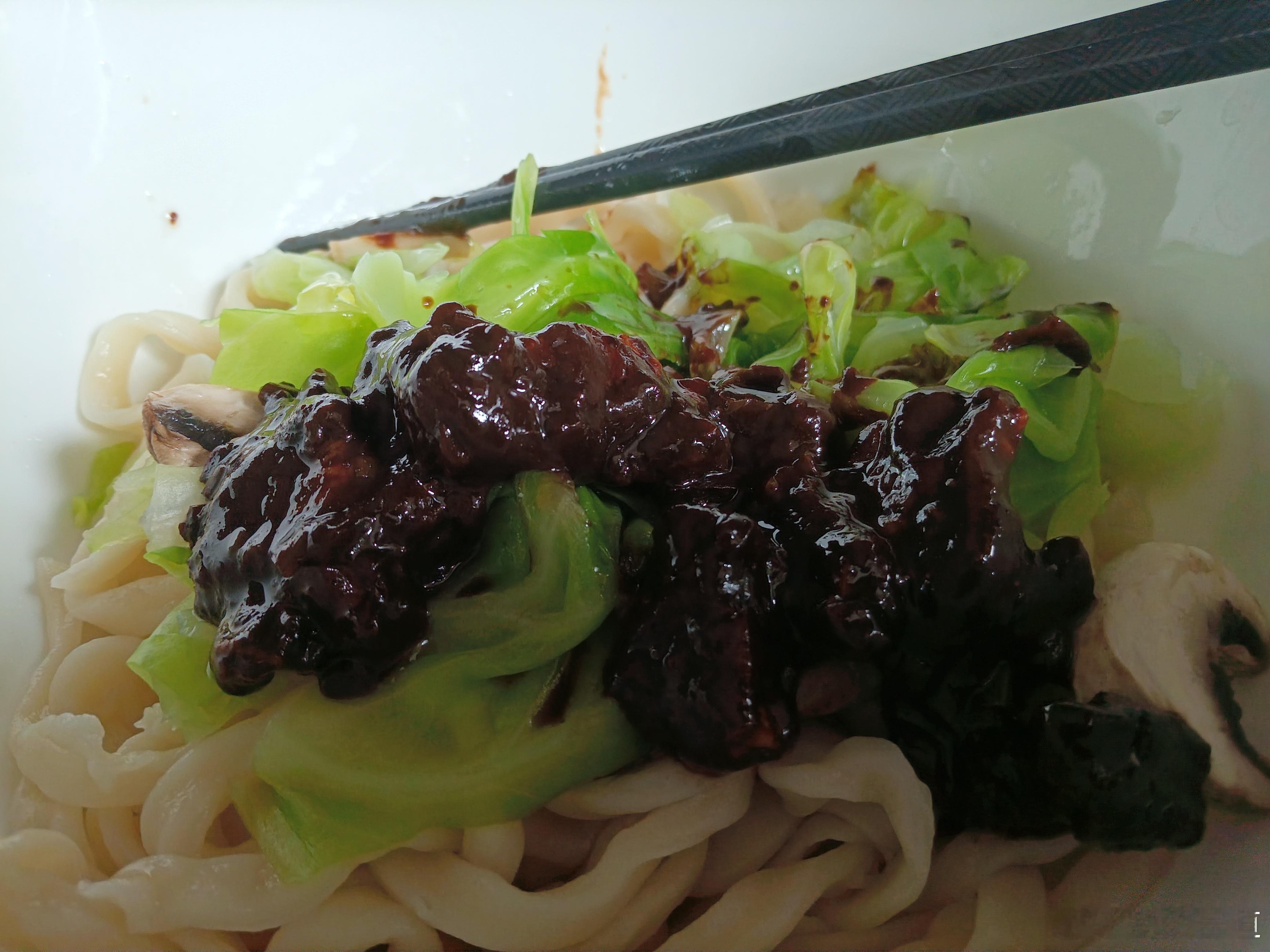 老太太炸的酱 肉多的都和不开。。。比脸还大的碗 两大碗。。。一斤面一斤菜。。。一