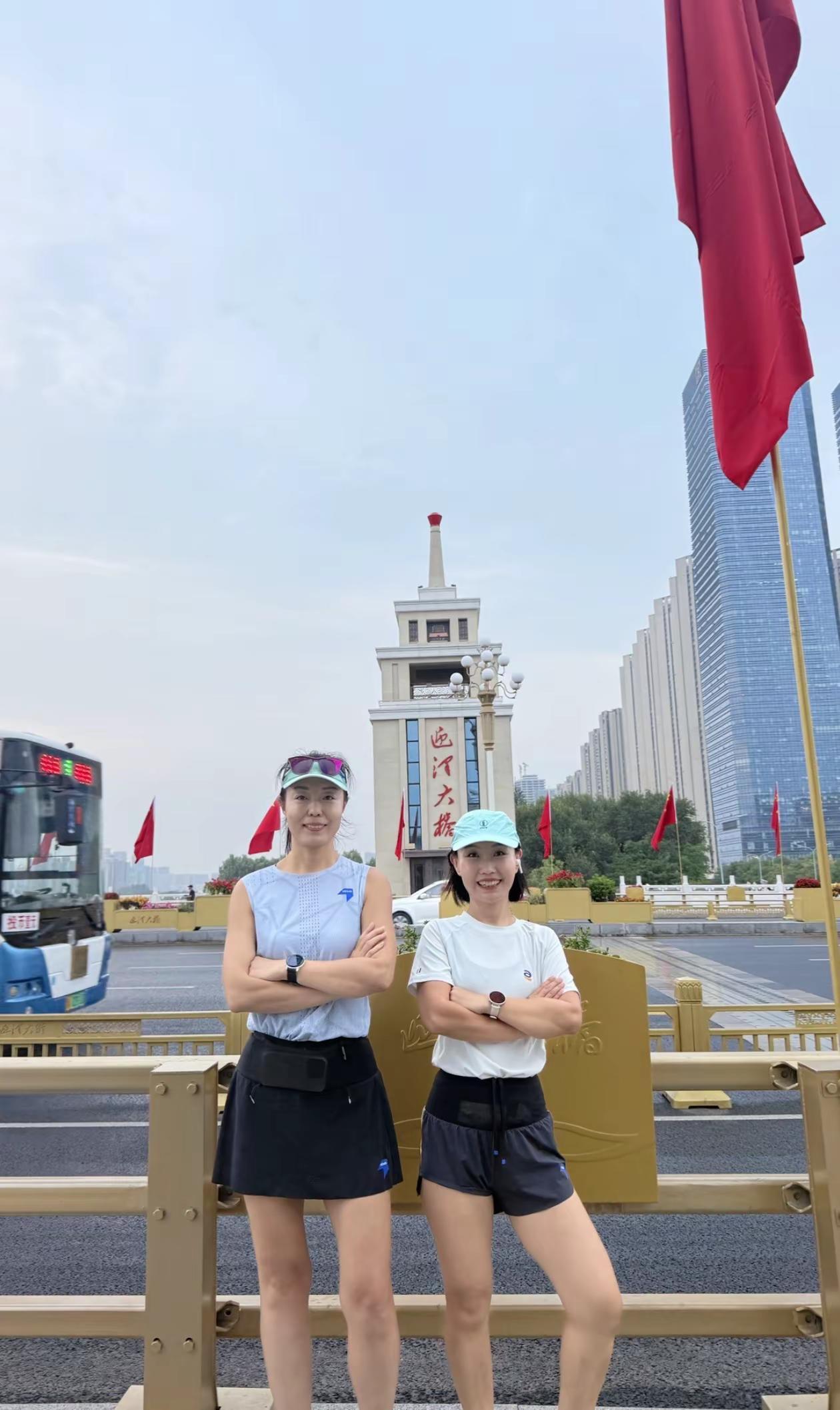当太原马拉松遇上双节，整座太原用最高礼仪迎接全国各地跑者。迎泽大桥红旗迎风舒展，