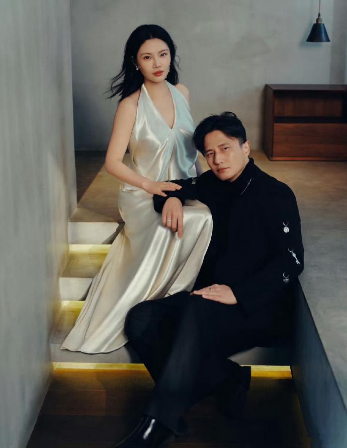 徐冬冬尹子维婚后合体哈尔滨电影周 港星与冰城的奇妙碰撞！婚后首次合体亮相，举手投