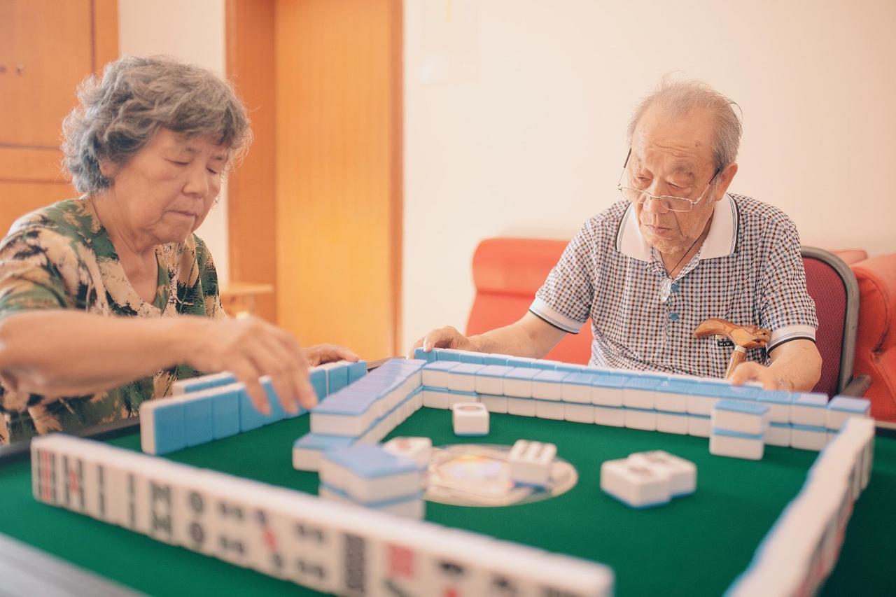 #哈佛研究表明打麻将可延长寿命# 多项研究发现，适度打麻将有助于延缓认知功能的退