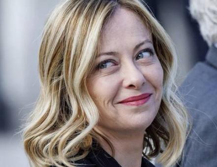 【意大利总理乔治娅·梅洛尼表示：“2025年是艰难的一年，但别担心——明年会更糟