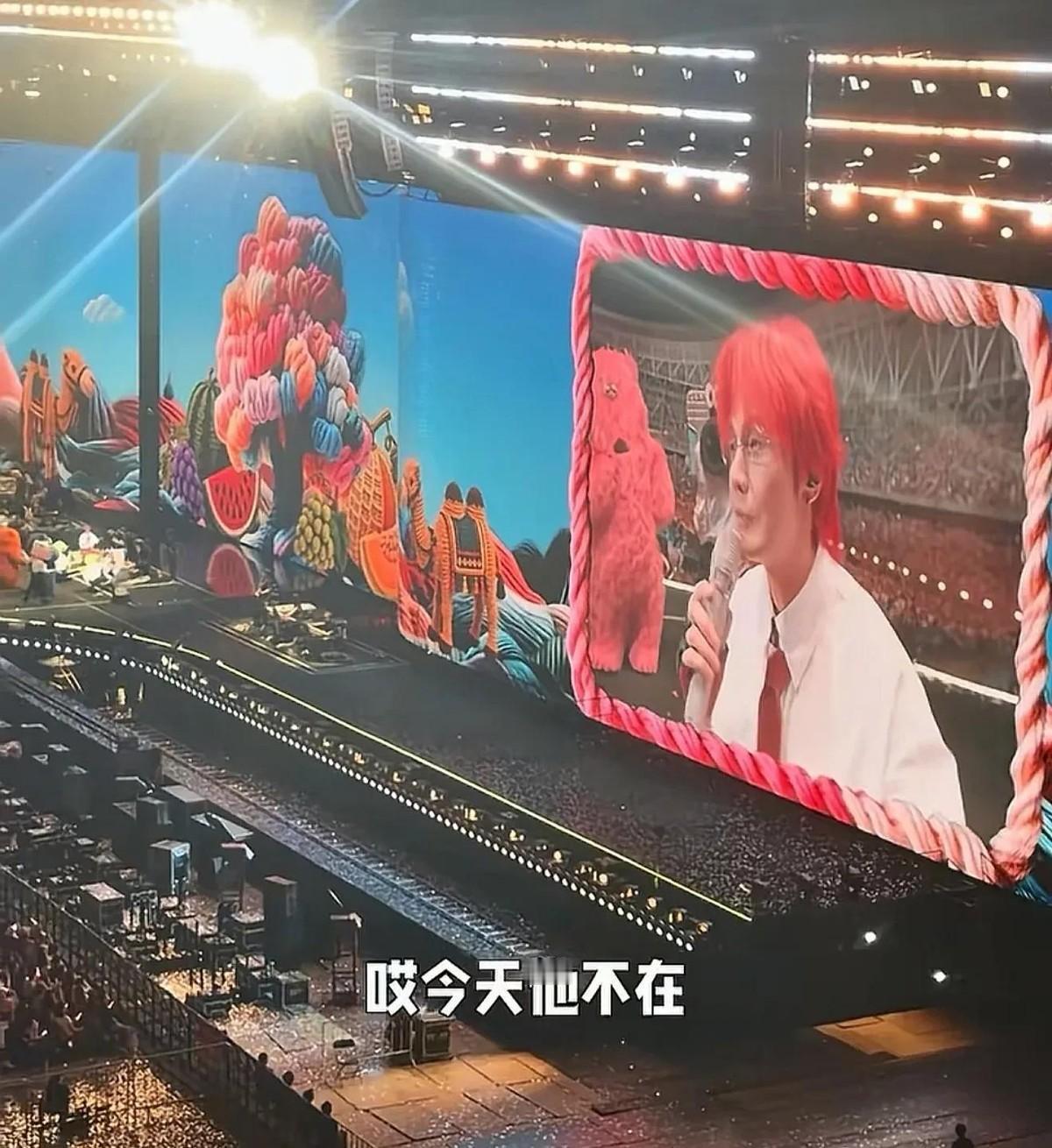 杨丞琳在潘玮柏演唱会上拉了手、抱了抱，另一边李荣浩在新疆台上，还得替她跟粉丝解释