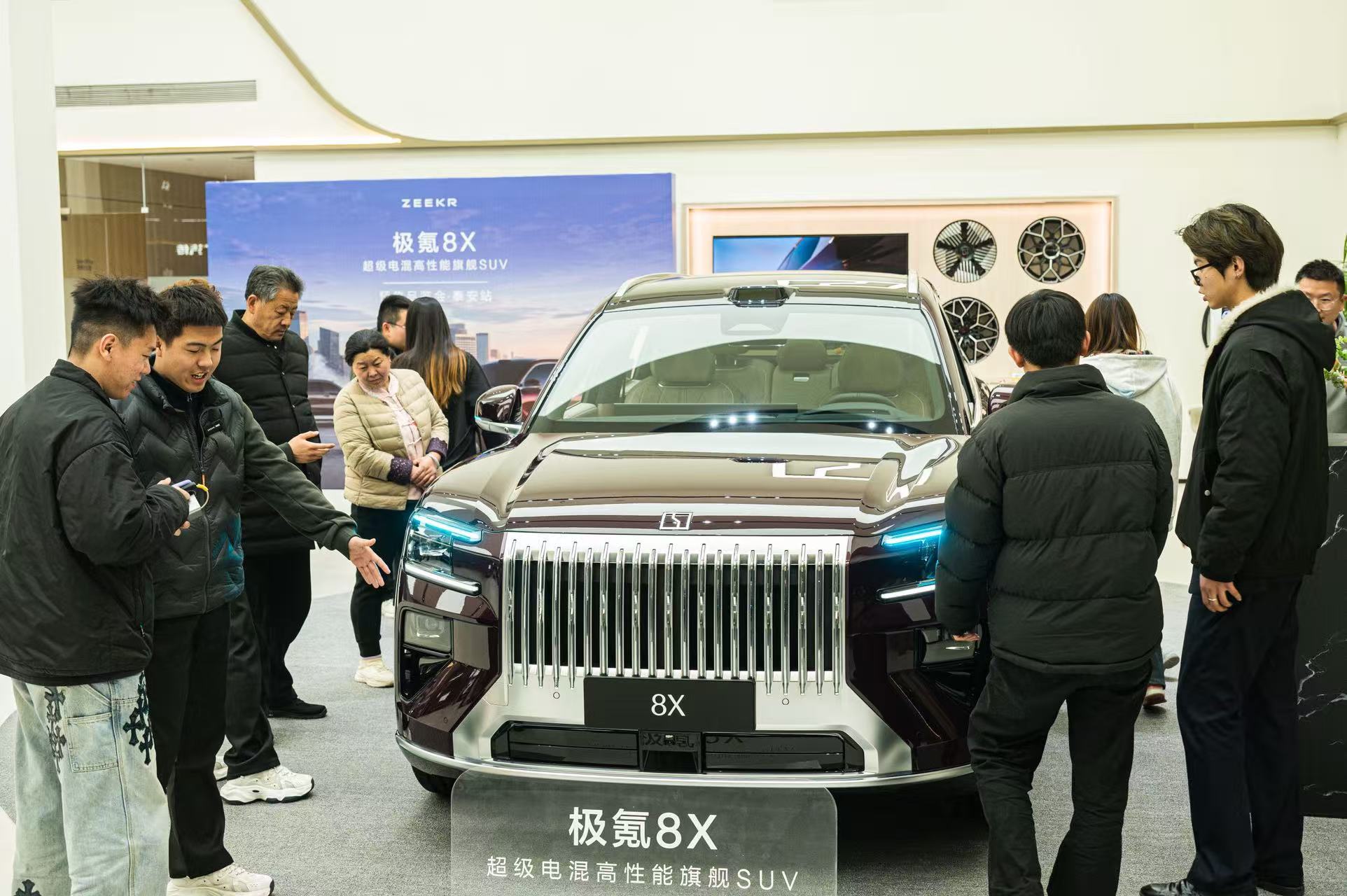 之前看订单数据不服，这次来店里看实际人气还服不服？不得不说，到现场来看极氪8X 