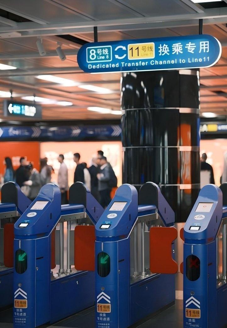 需从琶洲站换乘的小伙伴请注意，换乘认准蓝色专用闸机，出站的乘客请走普通闸机，误用