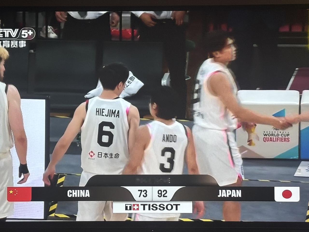 输了！输了！中国男篮在自己的主场沈阳输了！

         在刚刚进行的国际