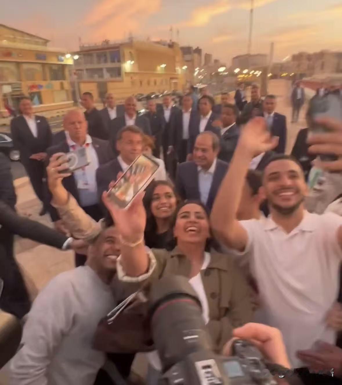 超级有氛围！马克龙在埃及亚历山大（Alexandria），当地民众热情围着他疯狂